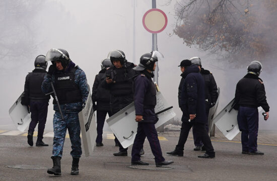 Rohamrendőrök Almaty központjában a Kazahsztánban kitört zavargások alatt 2022. január 5-én #moszkvater