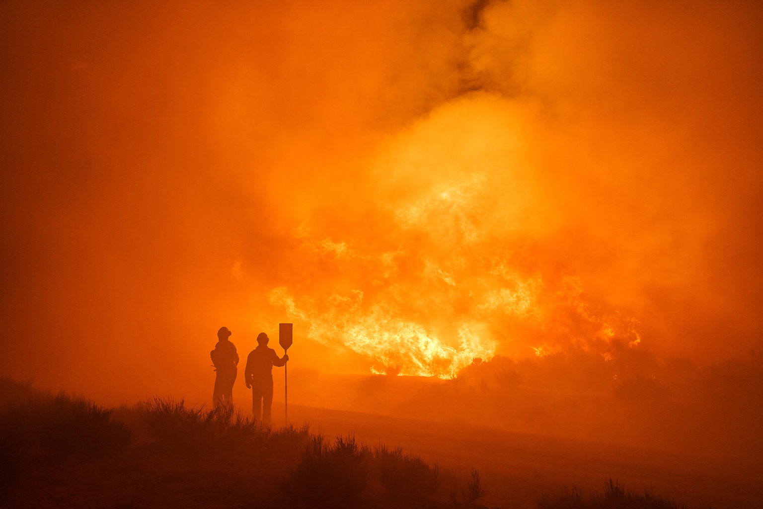 Tűzoltók dolgoznak a közép-spanyolországi Avila közelében egy 2021. augusztus 16-án kitört erdőtűznél, ahol mintegy ezer embert kellett kitelepíteni. Az Ibériai-félszigeten a hőség ekkor elérte a 47,4 Celsius fokot #moszkvater