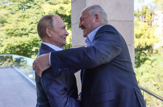 „Lukasenko Moszkva melletti elkötelezettsége egyértelmű, rendszere 2020 óta nehezen lenne meg a keleti szomszéd hatékony védőernyője nélkül. Ez egyben a belarusz elnök mozgásterének a szűkülését, a korábbi hintapolitika – többvektorú külpolitika – végét is jelenti. Lukasenko azonban nem szeretne közvetlenül beszállni a háborúba, és maradna a felvonulási terület biztosításánál” #moszkvater