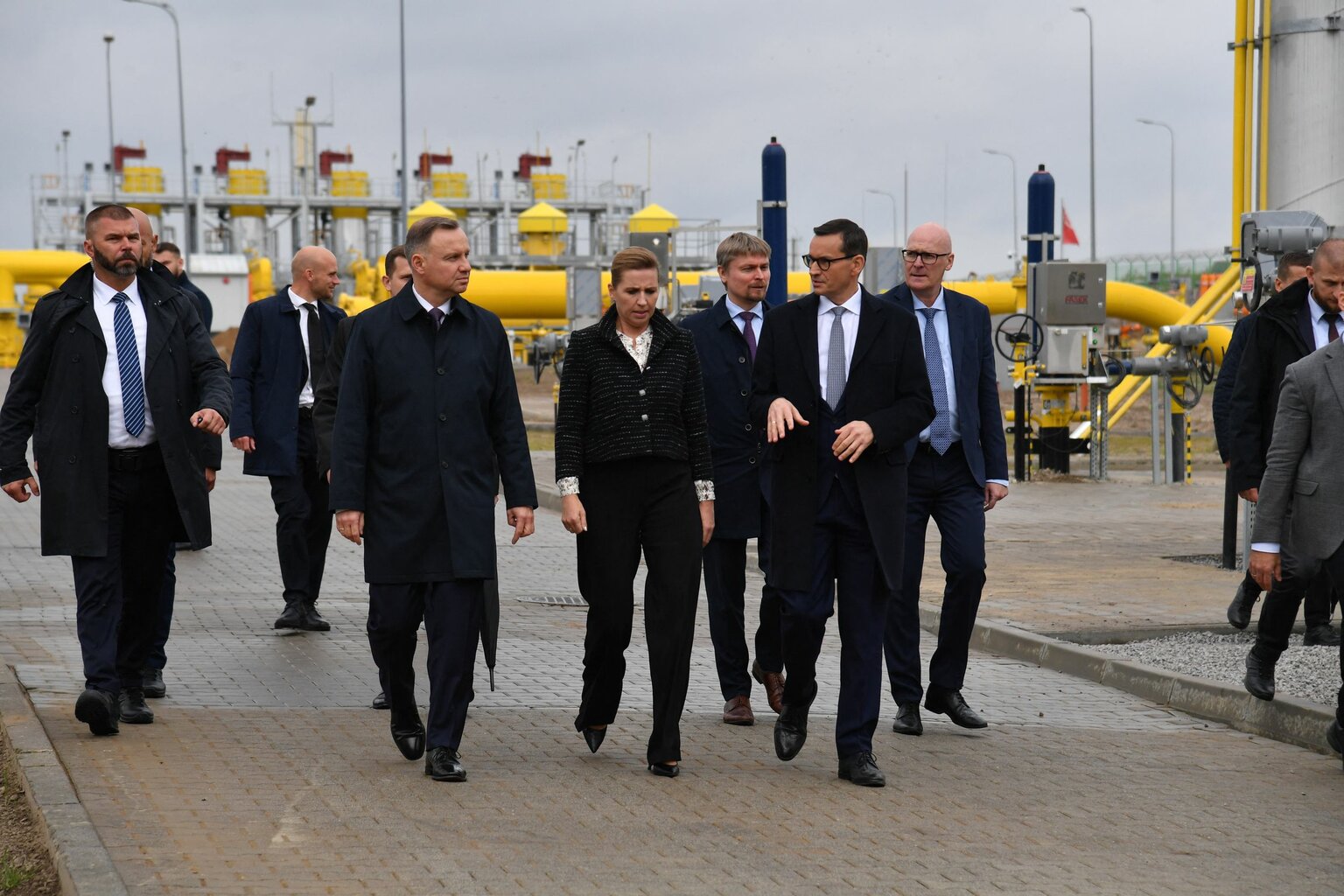 Mette Frederiksen dán miniszterelnök lengyel kollégája, Mateusz Morawiecki, valamint az államfő, Andrzej Duda a Baltic Pipe gázvezeték avató ünnepségén Goleniowban #moszkvater
