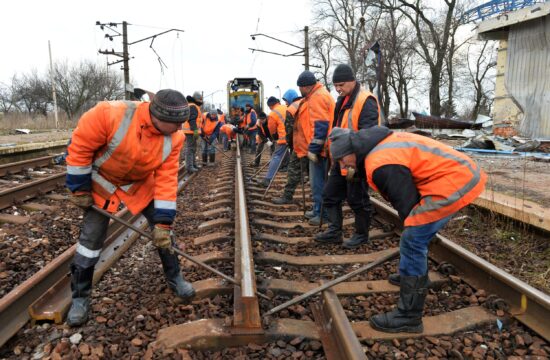 Sérült pályaszakaszt javító vasúti munkások Harkov térségében 2022. november 25-én #moszkvater