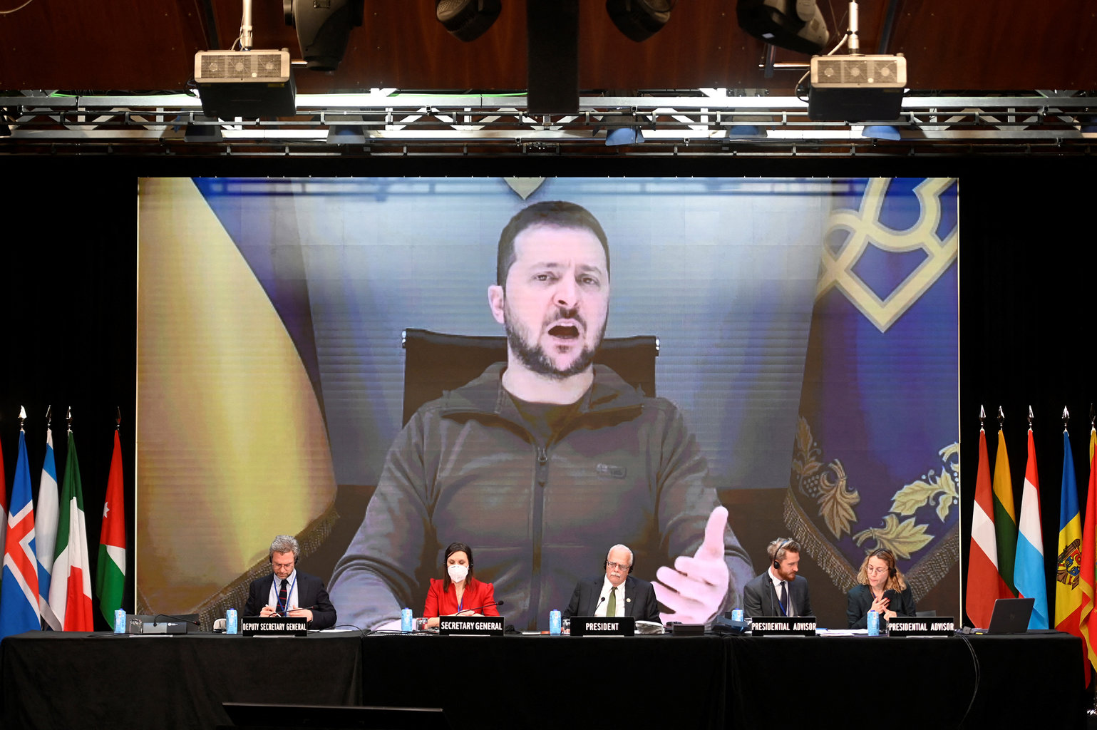 „Aztán a néhány napja a robbant a bomba, Zelenszkij nem jelentkezik be élő adásban, csak az est egyik házigazdája, Amedeo Sebastiani olvassa fel írásos üzenetét” #moszkvater