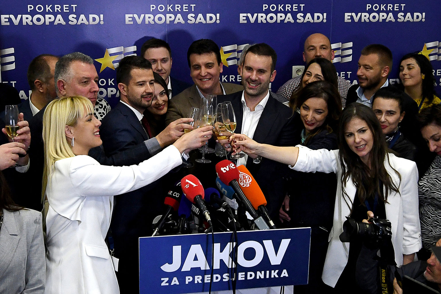Jakov Milatovic (balra középen) montenegrói elnökjelölt, az Európa Most Mozgalom tagja, párttagjaival ünnepel a székhelyükön a podgoricai elnökválasztás első fordulója után, 2023. március 19-én #moszkvater