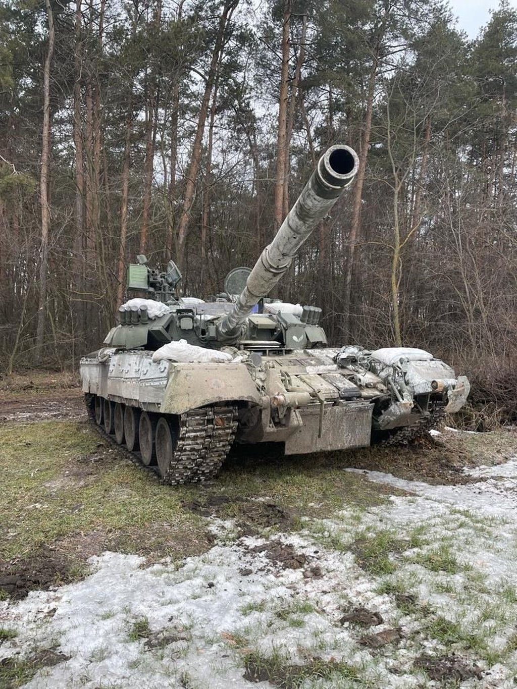 Kijev térségében hátrahagyott orosz T-80UD harckocsi 2022 februárjában #moszkvater