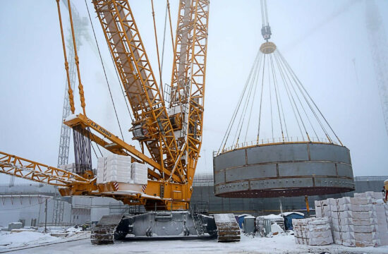 „Speciális daruval emelték helyére a reaktor gigantikus acélrács tartószerkezetét” #moszkvater