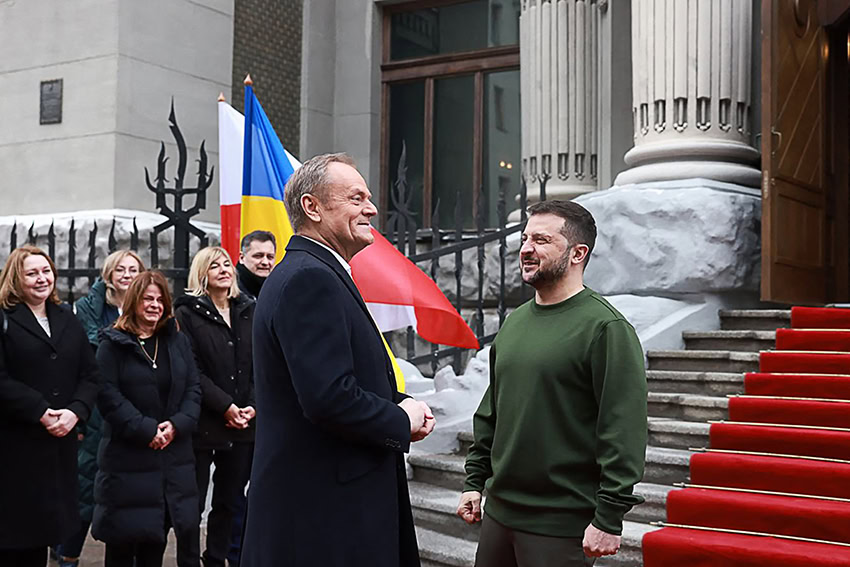 „Az ukrán nép és képviselői elégszer nyilvánították ki, hogy semleges és tömbön kívüli országban kívánnak élni. A lengyel miniszterelnök is tudja, hogy 1994-ben a Budapesti Memorandum aláírói egy semleges és katonai tömbön kívüli Ukrajnával írták alá, hogy <tiszteletben tartják függetlenségét, szuverenitását és létező határait>. Donald Tusk azt is tudja, hogy 2008-ban a NATO-t nem érdekelték a fenti alkotmányos és nemzetközi jogi akadályok. Ő és külügyminisztere Bukarestben jelezhette volna, <ne tegyétek ezt Ukrajnával, nem ezt akarja az ukrán nép!!!>” #moszkvater