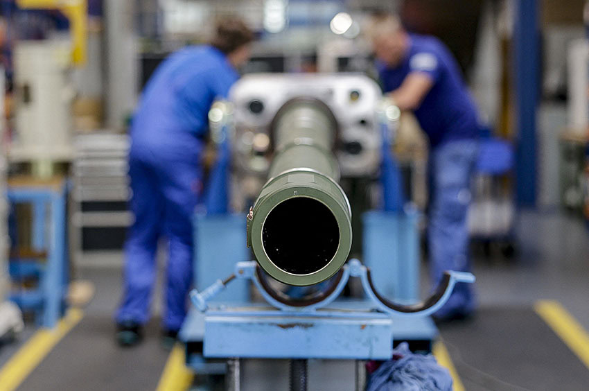 „A lényeg ennek ellenére egyszerű. A hadsereg a lehető legtöbb fegyvert akarja a lehető legrövidebb idő alatt. A hadiipar gyárai pedig tartós megrendelést és kiszámítható megtérülést keresnek. Háború idején ez a két érdek rövid időre találkozik. A béke, a költségvetési megszorítás vagy egy technológiai váltás gyorsan értéktelenné teheti a drágán felépített gyártósorokat. Ez áll például az EU hadiiparának lassú felfutása mögött is” #moszkvater
