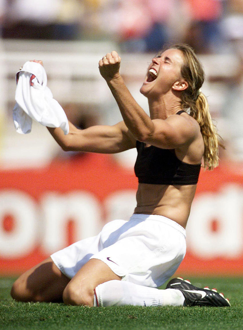 Az amerikai Brandi Chastain ünnepel, miután berúgta a győztes büntetőt, és megnyerte az 1999-es női világbajnokság döntőjét Kína ellen 1999. július 10-én, a pasadenai Rose Bowlban #moszkvater