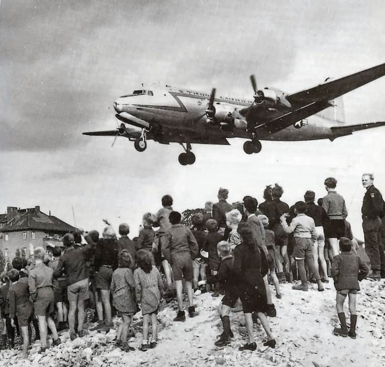 A blokáddal elzárt nyugat-berliniek nézik, ahogy egy amerikai C-54-es szállítógép landol a Tempelhof repülőtéren, 1948-ban #moszkvater