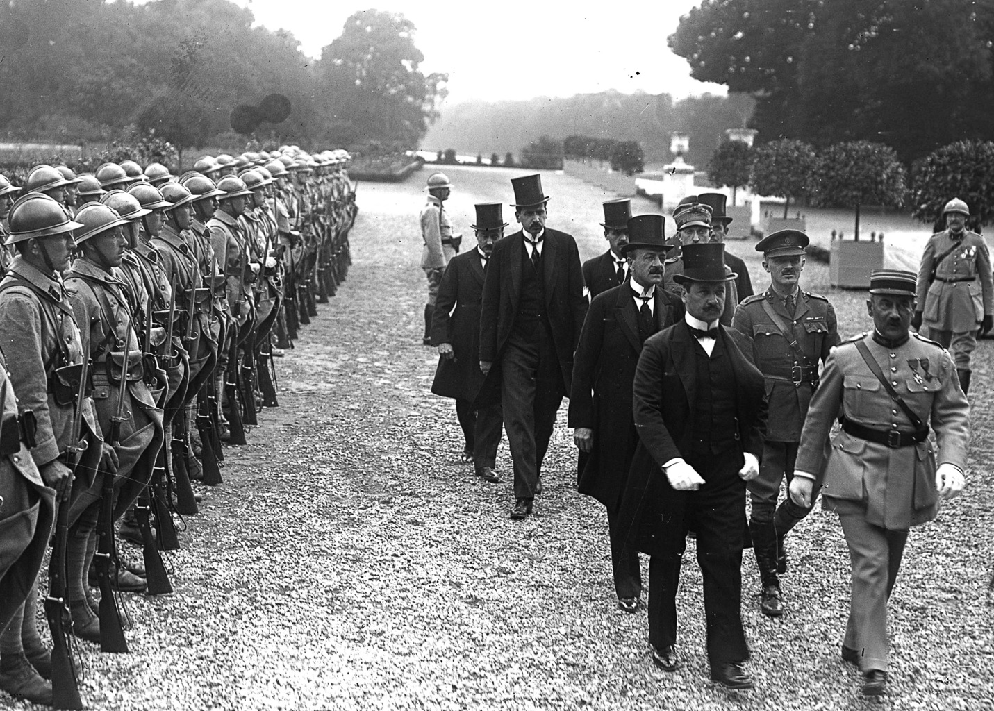 A két aláíró, Benárd Ágost és Drasche-Lázár Alfréd érkezése 1920. június 4-én a Versailles-i Nagy Trianon Palotába #moszkvater