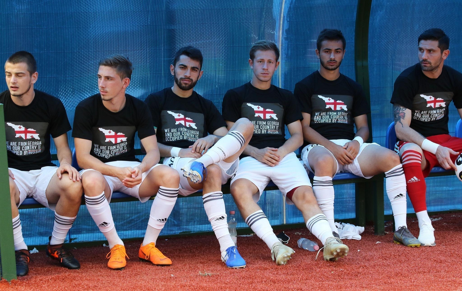 A grúz bajnokság 19. fordulójában három csapat, a fővárosi Lokomotív, a kutaiszi Torpedo, és a Rusztavi játékosai mezükön azzal a felirattal mentek ki a pályára, hogy „grúzok vagyunk, és az országunk egy részét megszállta Oroszország” #moszkvater